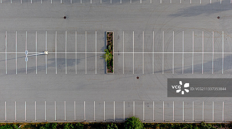 停车场中的一个种植植物的盒子航拍图片素材
