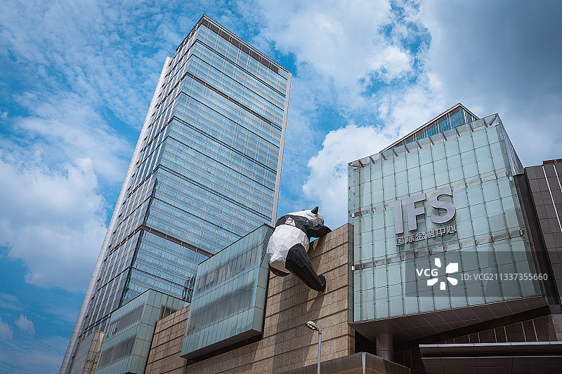 成都爬楼熊猫IFS国际金融中心图片素材