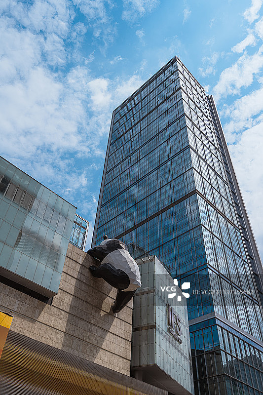 成都爬楼熊猫IFS国际金融中心图片素材