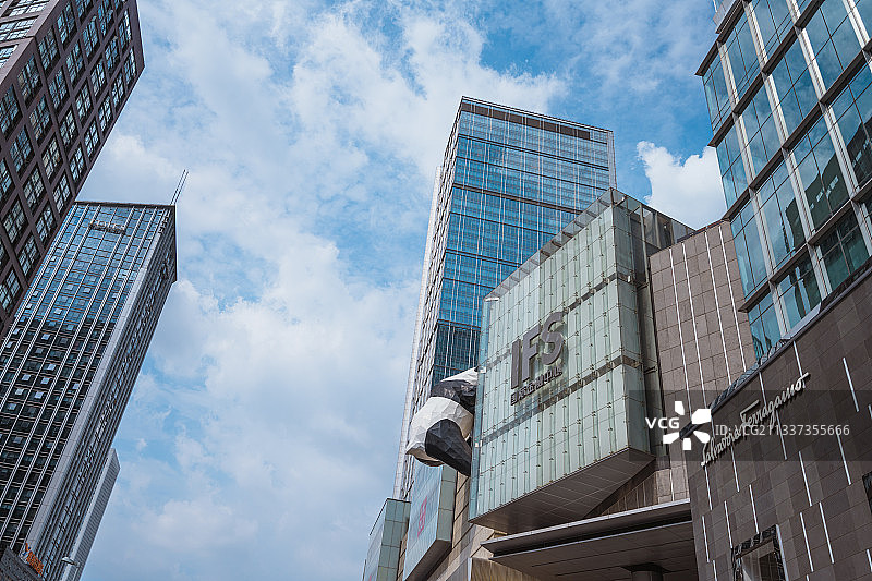 成都爬楼熊猫IFS国际金融中心图片素材
