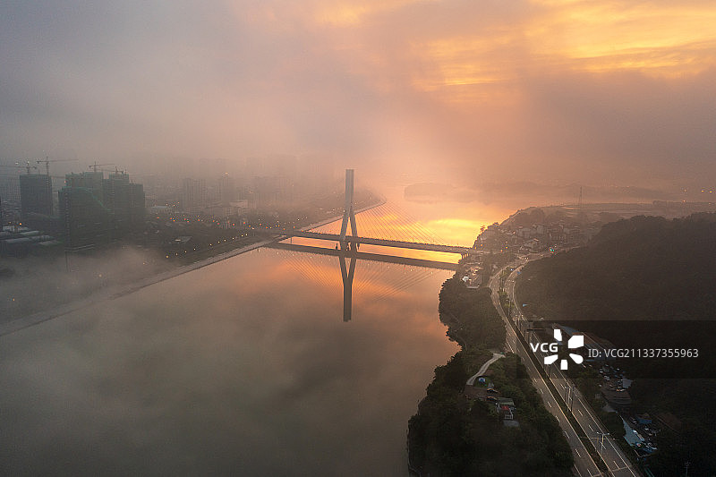 航拍青山绿水丽水山城日出朝霞云海图片素材