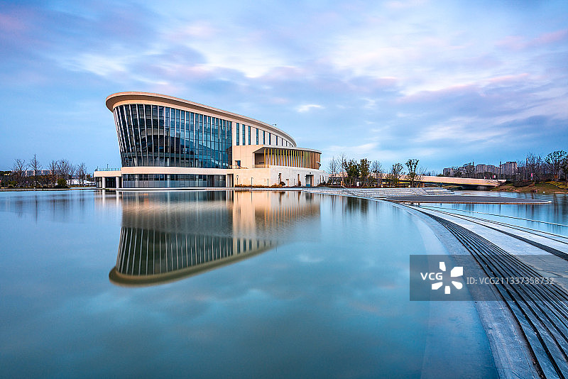 上海奉贤新城九棵树未来艺术中心日落倒影全景图片素材