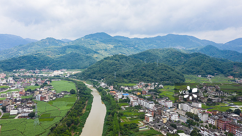 航拍的永春县夏日乡村辽远的山峦、河流、村庄。图片素材