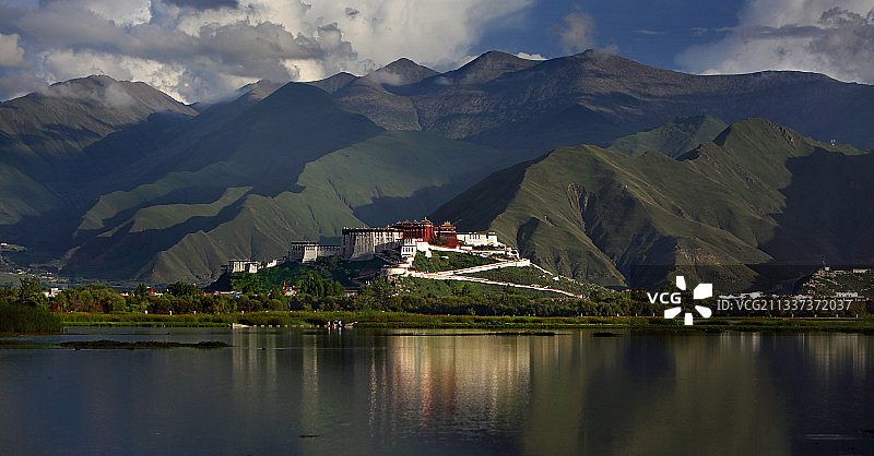 西藏拉鲁湿地远眺布达拉宫图片素材