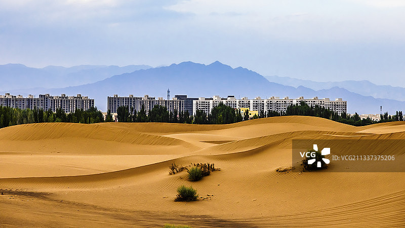 靠近沙漠的城市.鄯善县图片素材