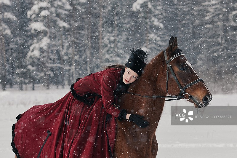 冬季骑马的女子肖像图片素材