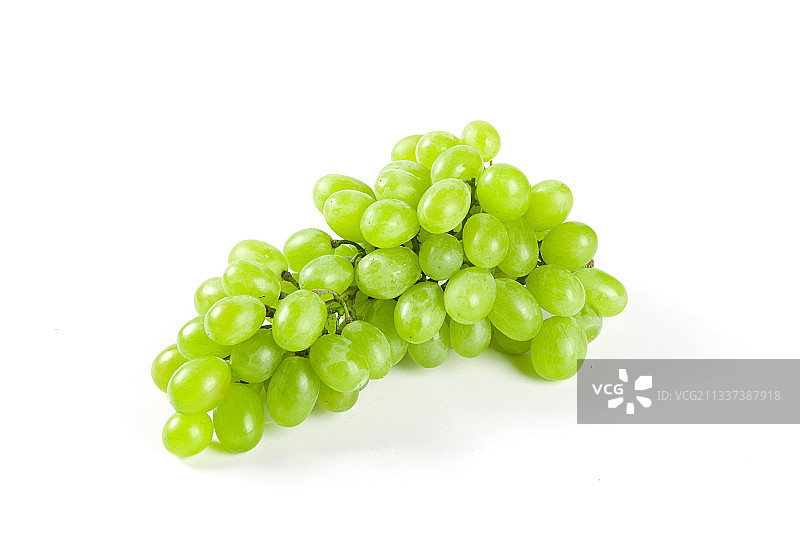 一串新鲜的青提葡萄，白色背景图片素材