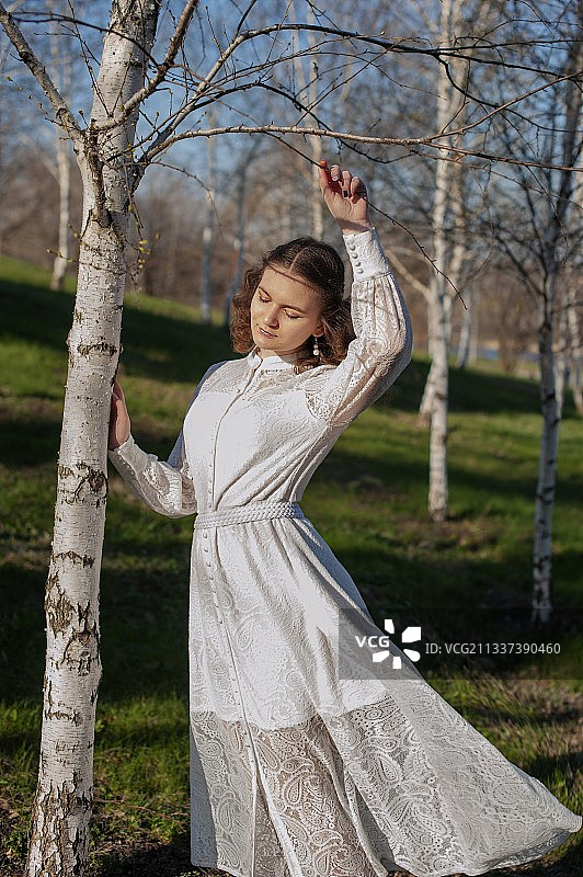 站在田野上的年轻女人图片素材