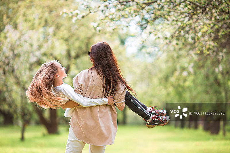 母女在公园里玩耍图片素材
