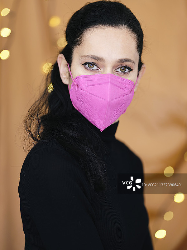 戴面具的女子肖像，阿布鲁佐，意大利图片素材