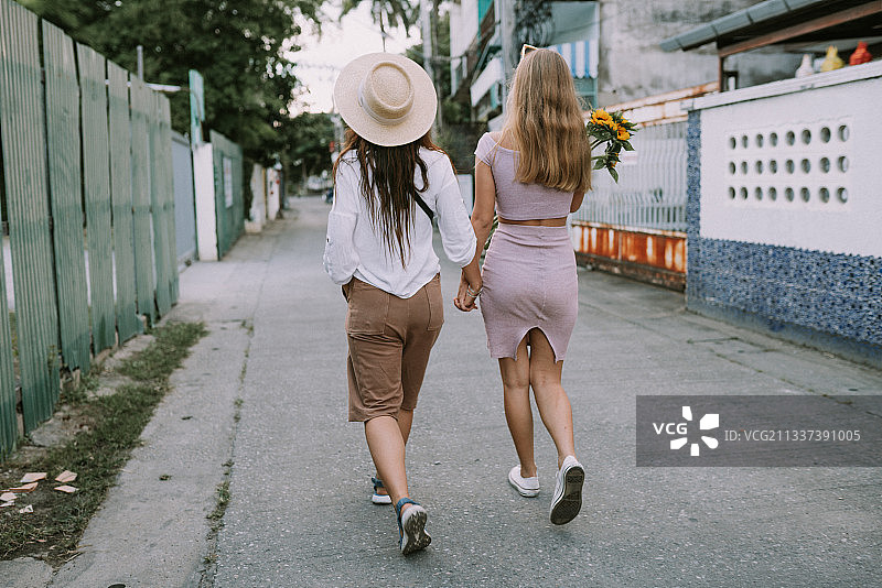 朋友们在泰国清迈的步行道上行走图片素材