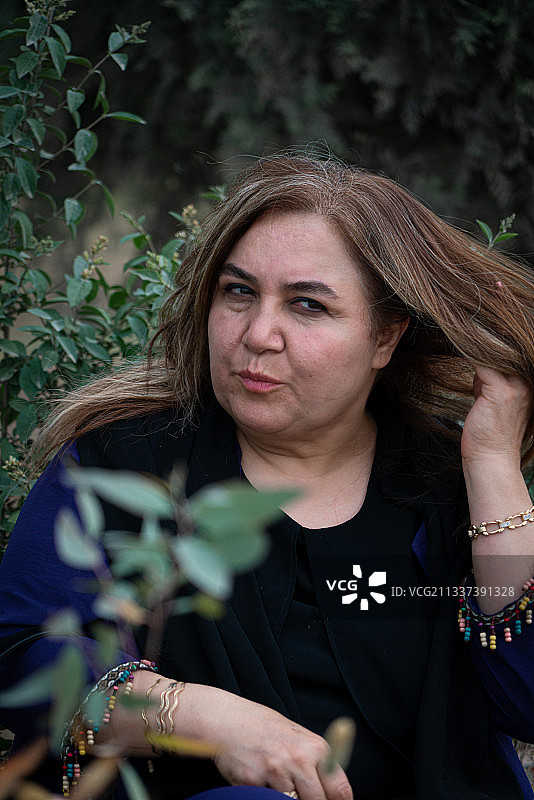 站在植物前的美丽女人人像照片图片素材