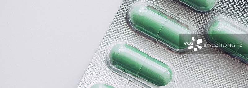 作为营养补充剂的绿色药丸和胶囊图片素材