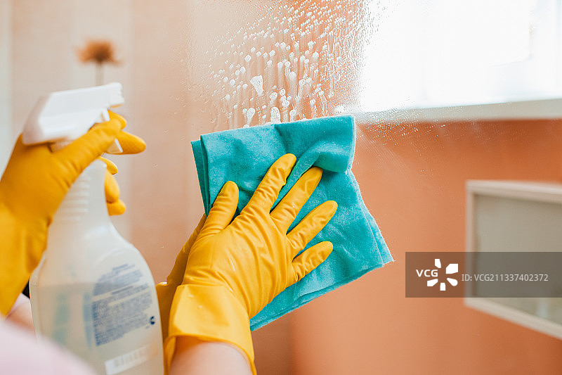 女人在家里的浴室做家务，清洁表面图片素材