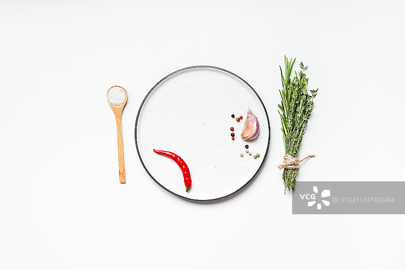 白色背景餐盘美食高角度视图图片素材