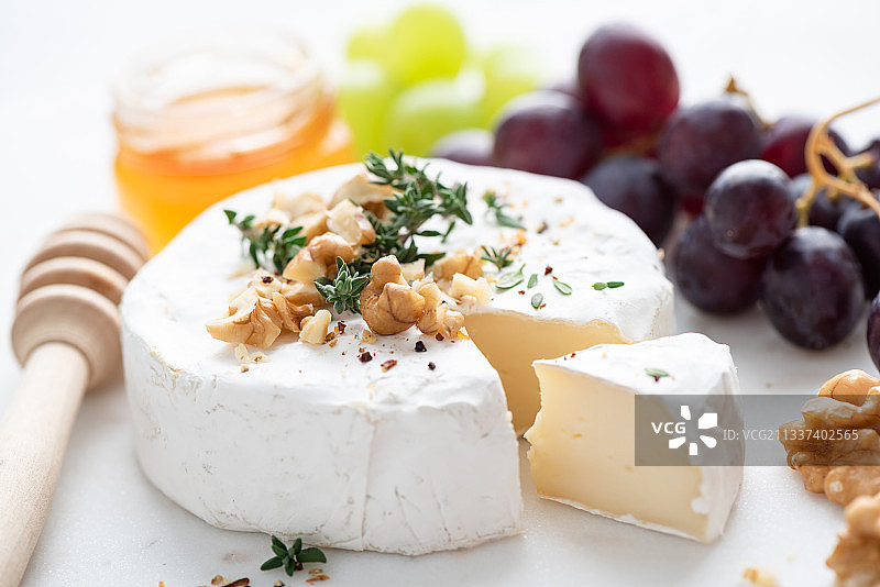 搭配葡萄和核桃的布里奶酪或卡门贝尔奶酪，俄罗斯图片素材