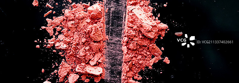 碎裂的化妆品、矿物有机眼影、腮红图片素材