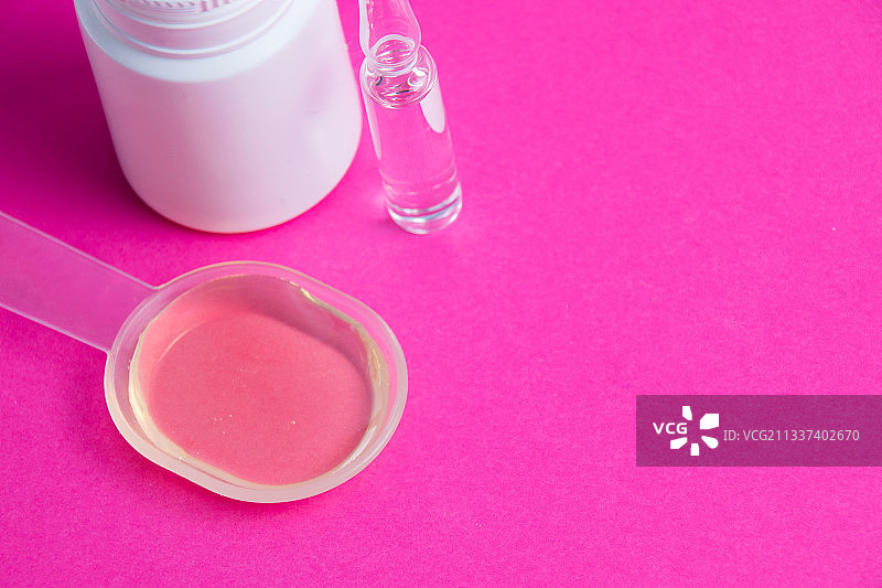 装有药物和白色药丸罐的安瓿图片素材