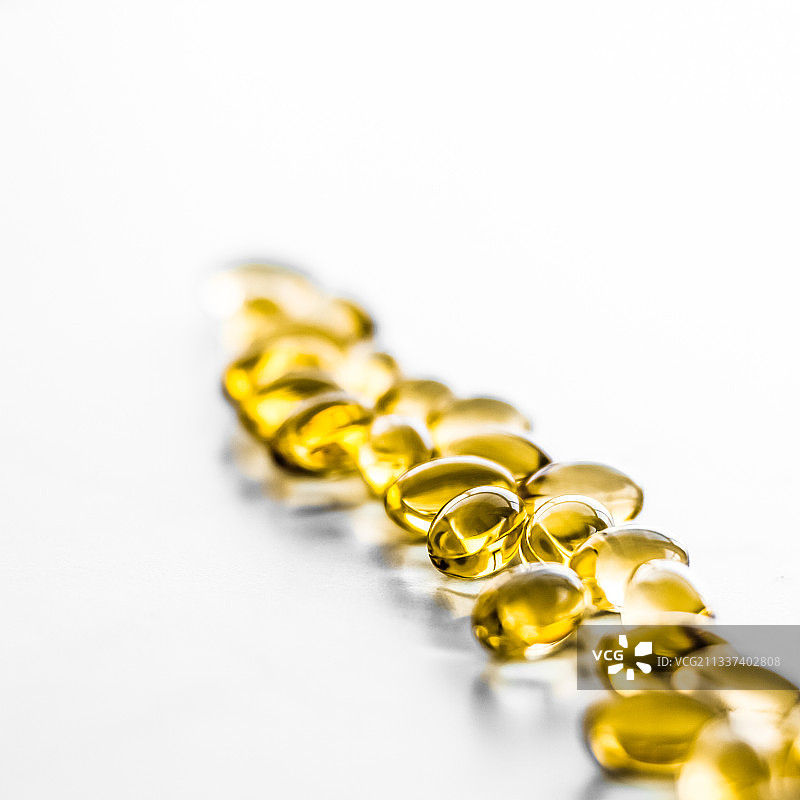 维生素D和Omega 3鱼油丸：健康饮食图片素材