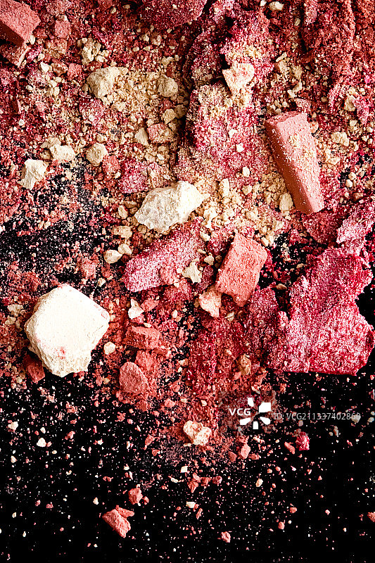 碎裂的化妆品、矿物有机眼影、腮红图片素材