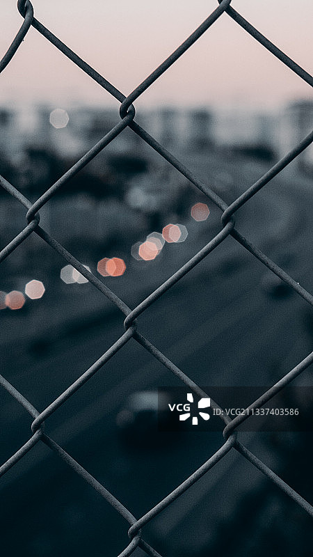 日落时分葡萄牙里斯本铁丝网特写图片素材