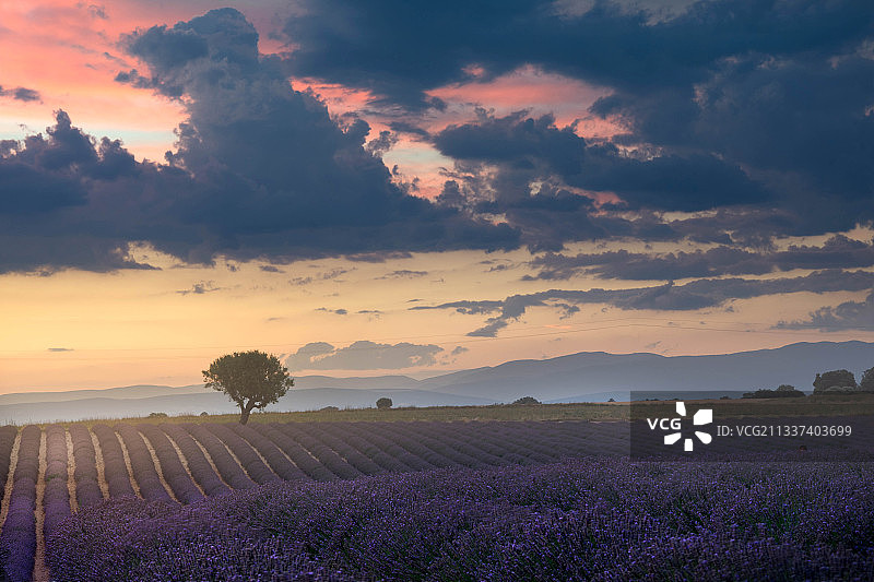 法国瓦朗索尔日落时分的田野风光图片素材