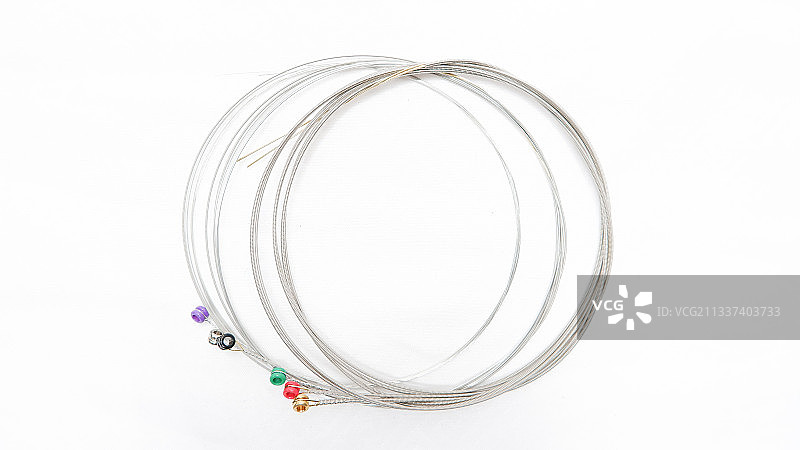 白色背景上的吉他弦图片素材