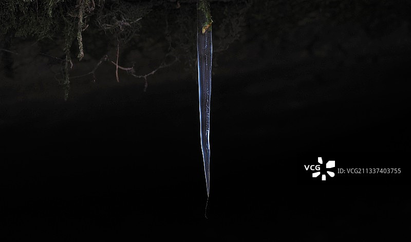 黑色背景下的冰柱特写，捷克共和国图片素材