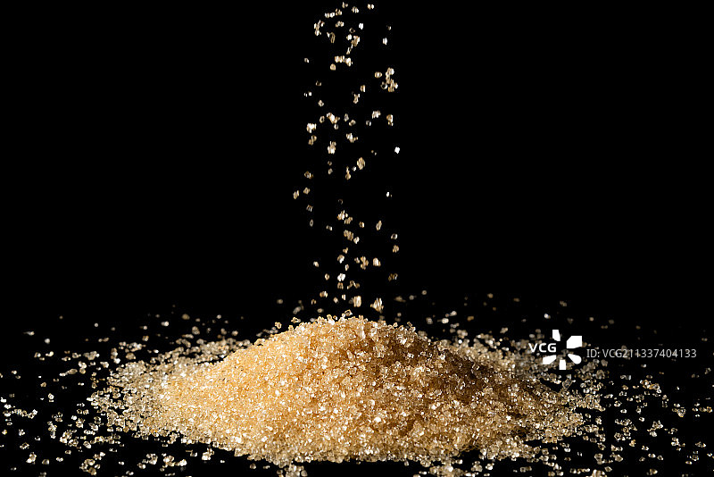 深色背景上的红糖图片素材