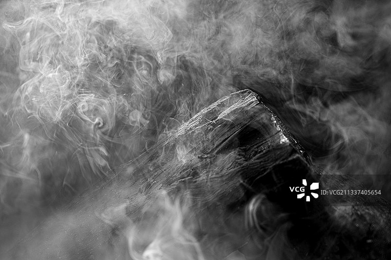 黑色背景烟雾特写图片素材