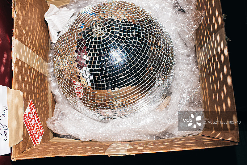 盒子里的迪斯科球特写图片素材