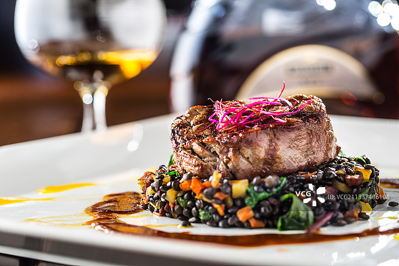 桌子上盘子里的食物的特写图片素材