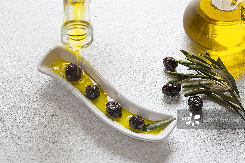 橄榄与橄榄油俯视照片图片素材