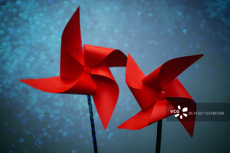 窗户上的红色风车玩具特写图片素材