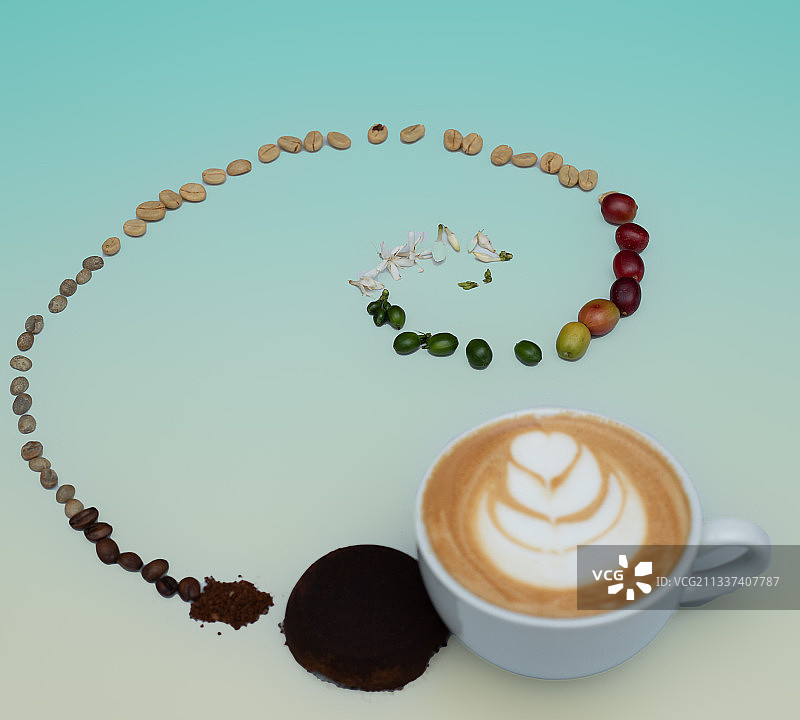 咖啡杯和咖啡豆的俯视照片图片素材