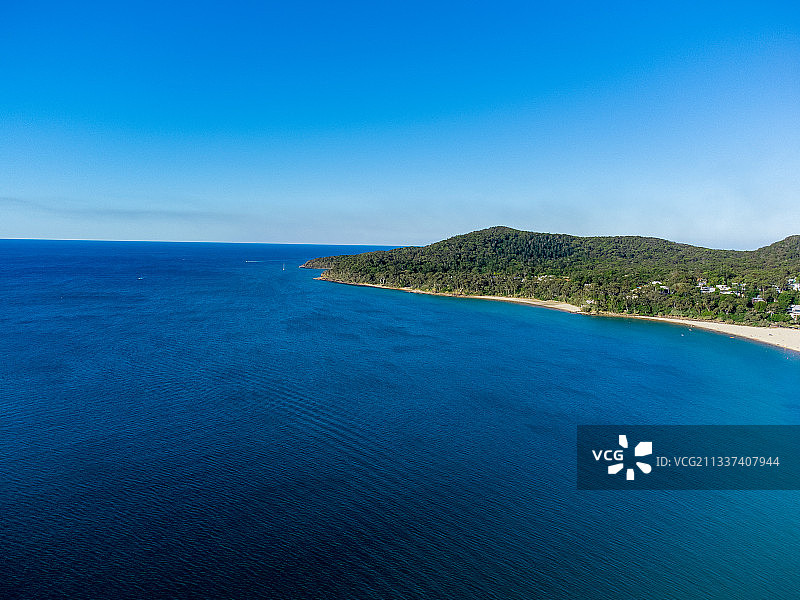 澳大利亚昆士兰州努萨角的晴朗蓝天下海景图片素材