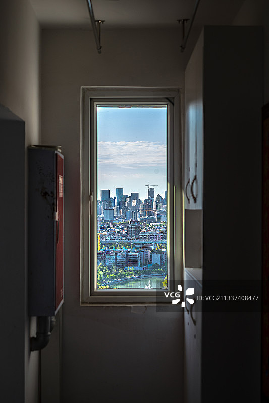 楼道窗外的成都天际线图片素材