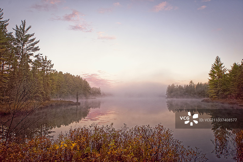 日落时分，美国密歇根州湖泊的壮丽景色图片素材