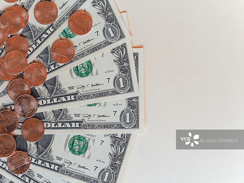 桌子上纸币的俯视图图片素材