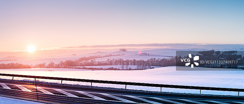 波兰日落时分雪山美景图片素材