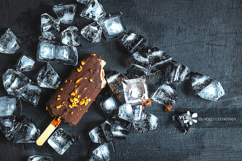 俯视拍摄：桌子上的巧克力冰淇淋甜点图片素材