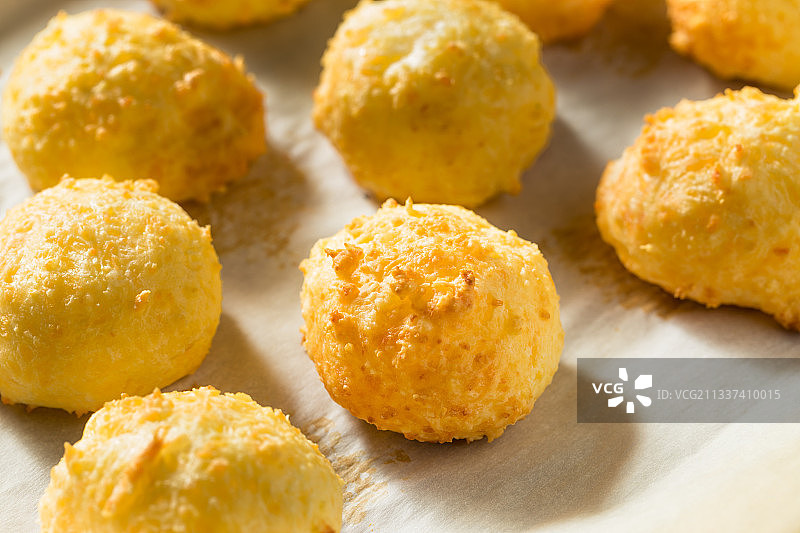 桌上托盘里的煎饺特写图片素材