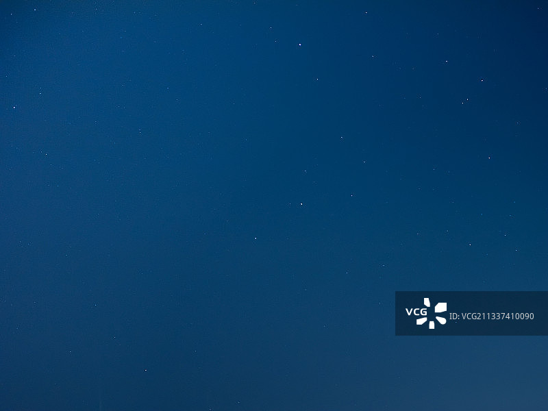 低角度的月亮对天空在晚上图片素材