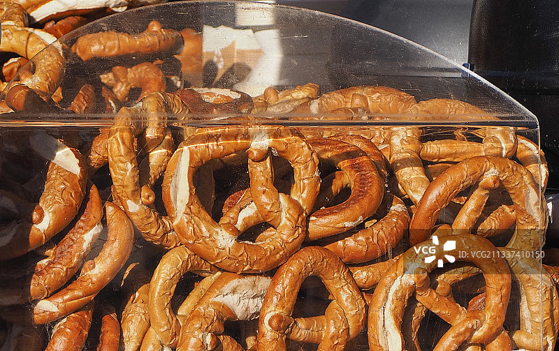 烧烤架上香肠的特写图片素材