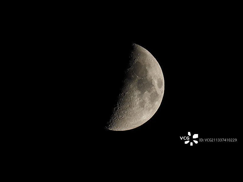 低角度的月亮对晴朗的天空在晚上图片素材