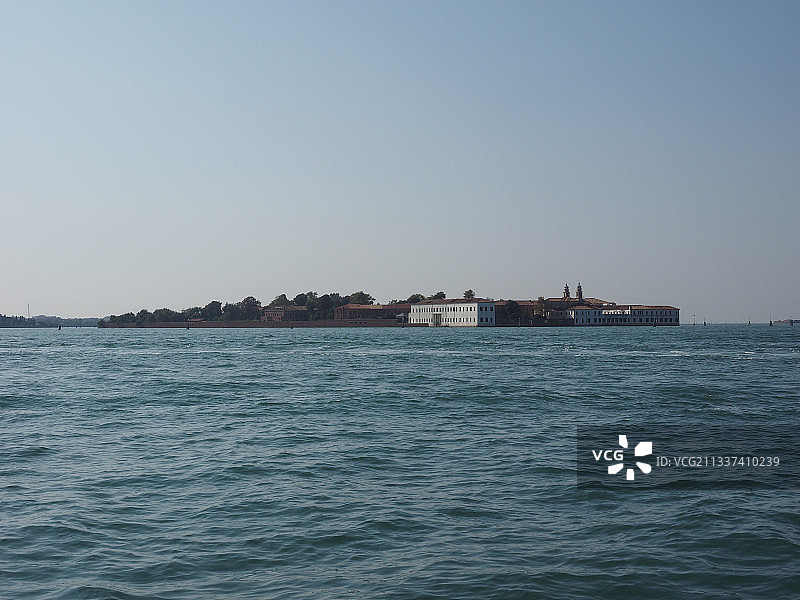 清澈的天空映衬着大海的美景图片素材