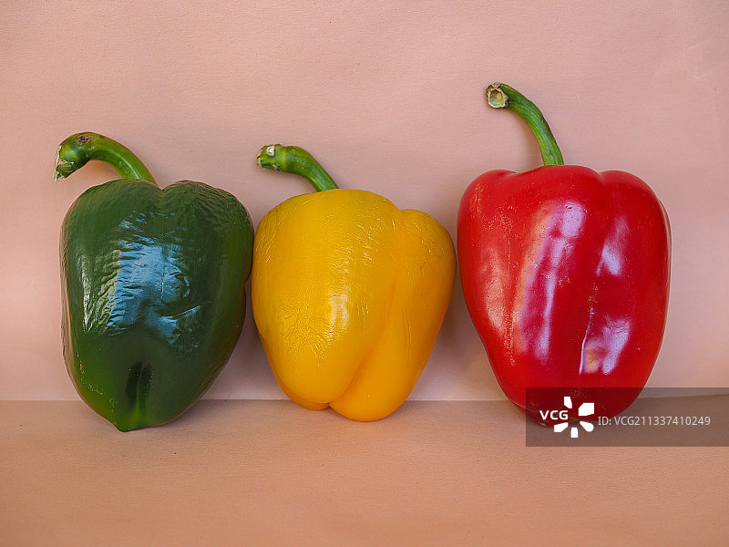 桌上的甜椒特写图片素材