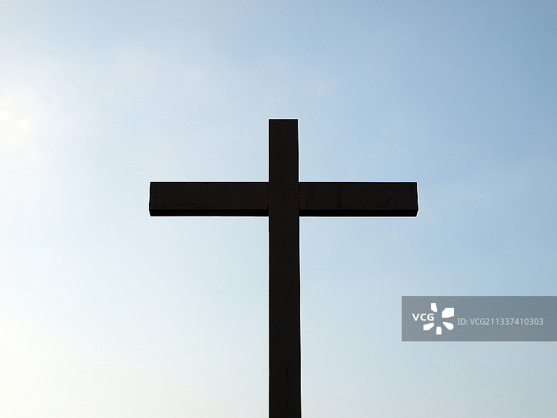 十字架的低角度视角图片素材