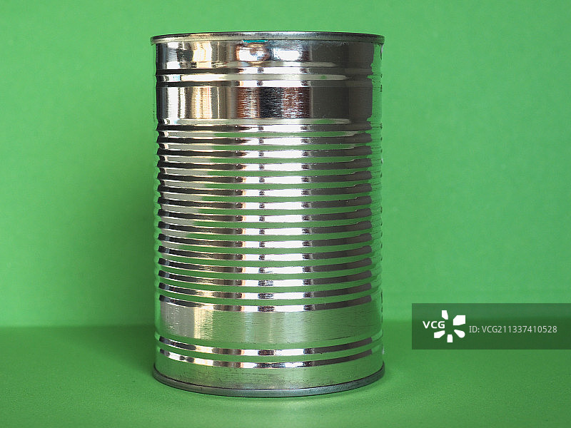 绿色背景上的绿色瓶子特写图片素材