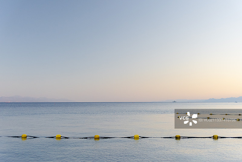 日落时晴朗的天空映衬着大海的美景图片素材